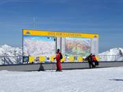 Pistekaart met gedetailleerde informatie boven in het skigebied