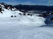 Uitzicht vanaf het hooggelegen skigebied het dal in