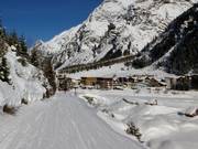 Pad in de winter vanaf het dalstation van de Pitztaler Gletscherbahn naar Mandarfen 