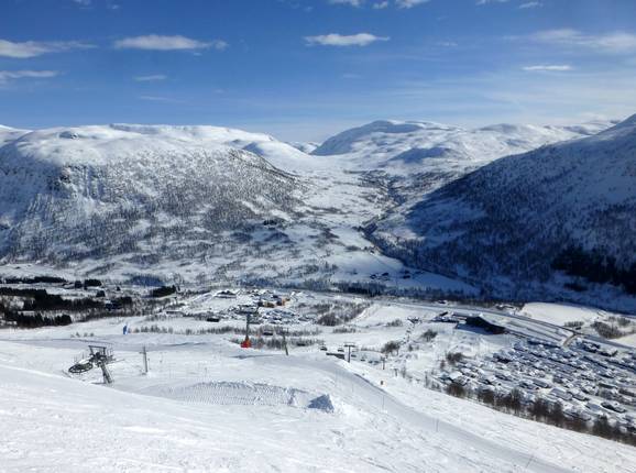 Uitzicht op het 'centrum' van het skigebied Myrkdalen