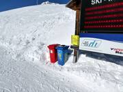 Afvalbakken midden in het skigebied