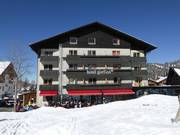 Hotel Gorfion naast de verzamelplaats van de skischool