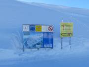 Informatiebord en wegwijsbordje bij het bergstation Zirmachbahn