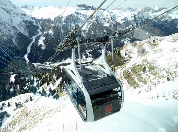 Alba-Col dei Rossi (Ciampac-Belvedere) - 100-persoons Funifor - windvaste cabinelift met brede kabelgeleiding