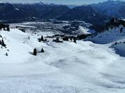 Uitzicht over het hooggelegen skigebied tot in het dal