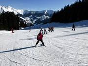 Skiles boven in het skigebied