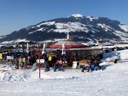 Après-ski bar bij het dalstation van de Alpenrosenbahn in Westendorf