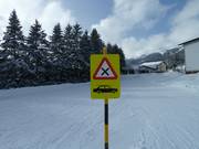 Het dorp strekt zich uit tot in het skigebied, bij oversteken is het daarom extra uitkijken geblazen