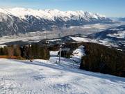 Uitzicht vanaf de Pfriemesköpfl op het skigebied en Innsbruck