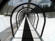 Overdekte transportband voor de eerste pogingen