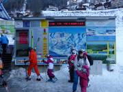 Groot informatiebord bij het dalstation