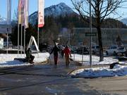 Kleine wandeling aan het einde van de dalafdaling naar het dalstation