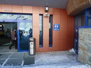 Vuilnisbakken en toiletten goed gepositioneerd