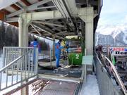 Het personeel helpt bij het instappen.