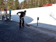 Het perron van de gondelbaan wordt schoongemaakt