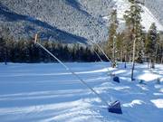 Sneeuwlansen aan de rand van de piste in Panorama