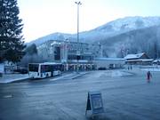 Busstation bij het dalstation van de Millennium-Express