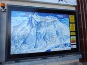 Groot informatiebord bij het dalstation