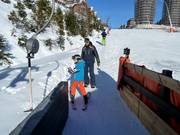 Hulp bij het instappen bij de sleeplift