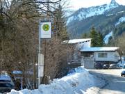 De bus stopt direct bij het skigebied.