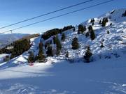 Diepe sneeuwhellingen boven Vason