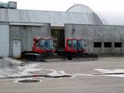 De twee pistebully’s voor de skihal