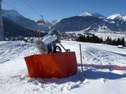 Mobiel sneeuwkanon bij de familiewedafdaling