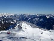 Uitzicht over het skigebied Hochzillertal vanaf het bergstation Wimbachexpress