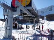 Bij de stoeltjeslift is personeel aanwezig.