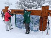 Personeel bij de pistekaarten voor vragen