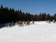 De sneeuwkanonnen wachten op hun volgende inzet.