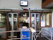 Informatie bij de ingang van de skihal