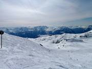 Verse sneeuw op de zwarte afdaling Le Tunnel bij de Pic Blanc