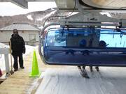 Het personeel is aanwezig bij het instappen van de stoeltjeslift.