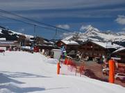 Slechts een paar stappen over de straat vanaf de accommodaties in Notre Dame de Bellecombe 1350 en je staat al op de sneeuw.