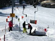 Bij de sleeplift wordt hulp geboden bij het instappen.