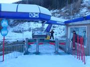 Vriendelijk personeel bij het instappen van de stoeltjeslift