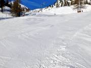 Blauwe piste onder de gondellift Mercantour