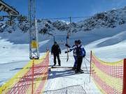 Het personeel is aanwezig bij de instap van de sleeplift.