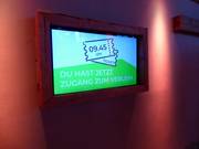 Duidelijke borden bij de ingang van de skihal