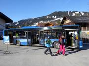 Skibus bij het dalstation Lenk