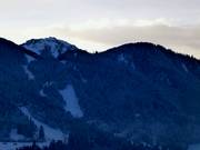 Uitzicht op het skigebied vanuit het dorp, na zonsondergang