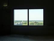 Uitzicht vanuit het raam in het bovenste deel van de skihal