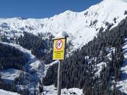 Door het bosbouwgebied skiën is verboden