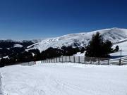 Uitzicht vanaf de piste Kamelbuckel richting Hohen Zinken
