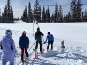 Bij de sleeplift wordt de beugel aangereikt.