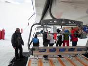 Bij de stoeltjesliften is het personeel altijd aanwezig.