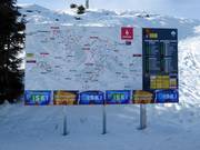 Gedetailleerde informatieborden met pistekaart en geopende liften en pistes in het skigebied
