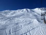 Diepe sneeuwhellingen bij de stoeltjeslift Parlets