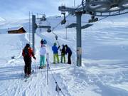 Bij de sleeplift wordt de beugel aangereikt.